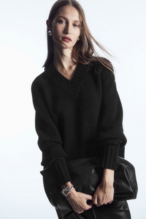 COS Chunky Pure Cashmere V-Neck Sweater Women's Sweaters & Cardigans Black | EG70-W5GS